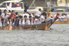 相生市で恒例の「ペーロン競漕」　手こぎ船の速さ競う